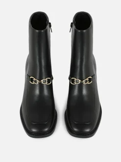 Bottes à Talons Carrés Et Détail Chaîne Rita Ora