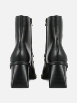 Bottes à Talons Carrés Et Détail Chaîne Rita Ora