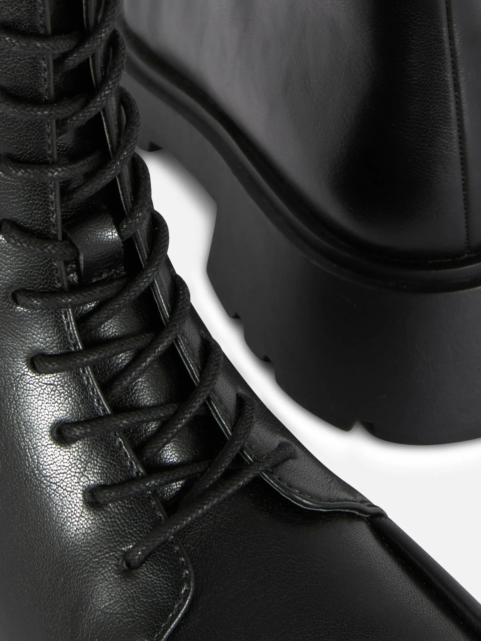 Bottines Lacées Avec Empiècement Sur L'embout