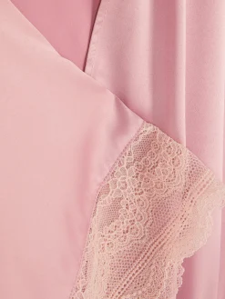Peignoir En Satin Avec Finitions En Dentelle